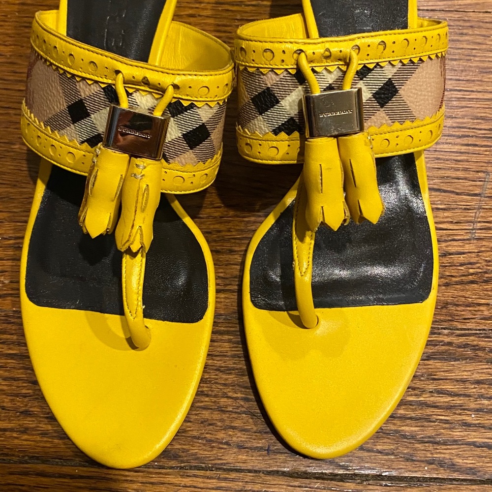 New  Burberry kitten heel yellow & plaid sandals